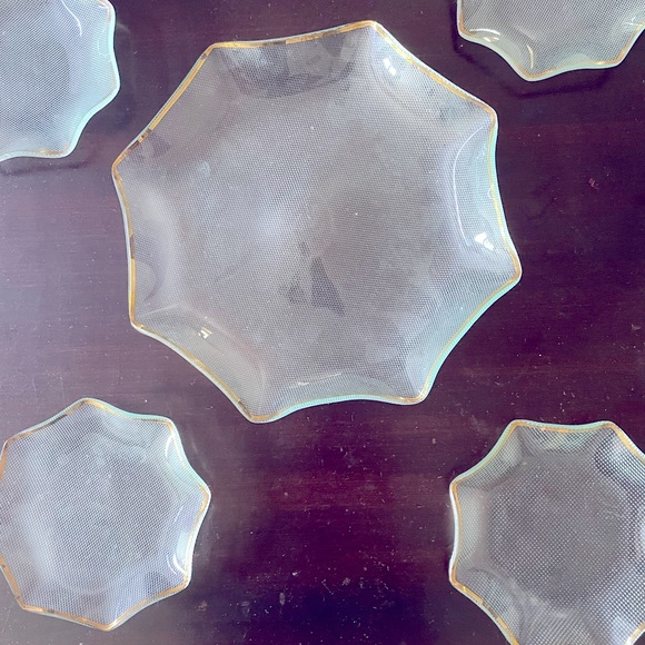 5 plates textured glass set with gold plating on edges adding classy definition - Picture 3 of 7